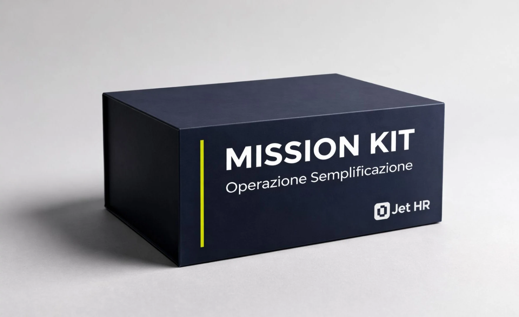 La scatola chiusa del Mission Kit, blu scuro, con il nome, una riga verticale lime e il marchio Jet HR