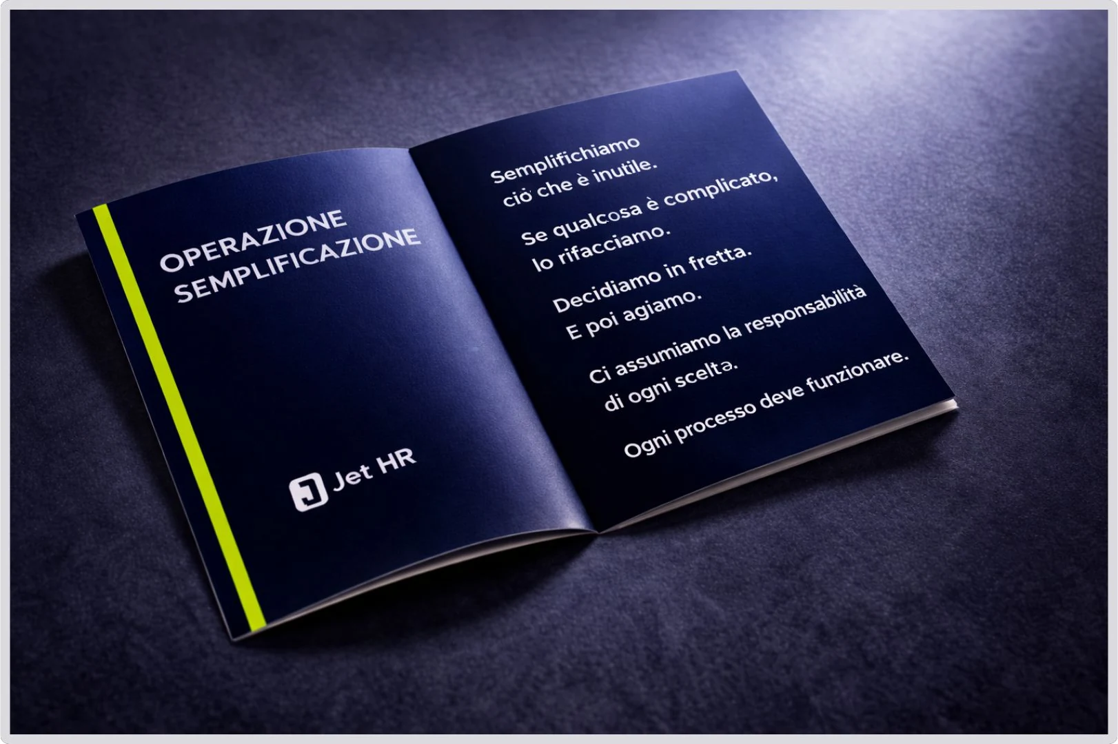Il booklet aperto sul manifesto interno, cinque affermazioni brevi